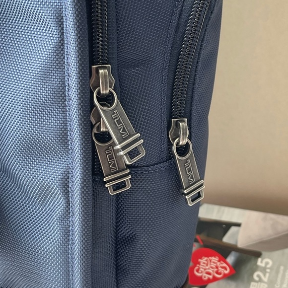 (new+tag) Tumi Higgins men’s sling pack navy bag - Picture 12 of 16